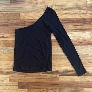 A&E soft & sexy on shoulder top